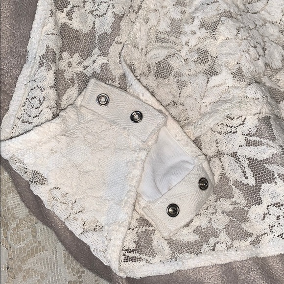 Lace bodysuit - Picture 2 of 4